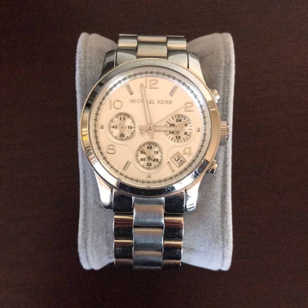 🎉🎉FLASH SALE 🎉🎉Silver Michael Kors Watch